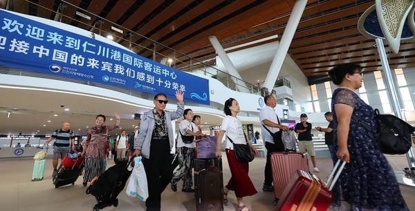 중국 승객들을 태운 위동항운 카페리 뉴골든브릿지5호가 12일 오전 10시 50분쯤 인천시 연수구 송도동 인천항 국제여객터미널로 들어왔다. 사진 = 연합뉴스.