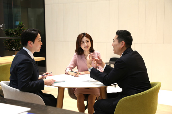 신한투자증권 각 분야 전문가가 '신한 영앤리치 증여랩' 고객을 위해 회의하고 있다. [출처=신한투자증권]