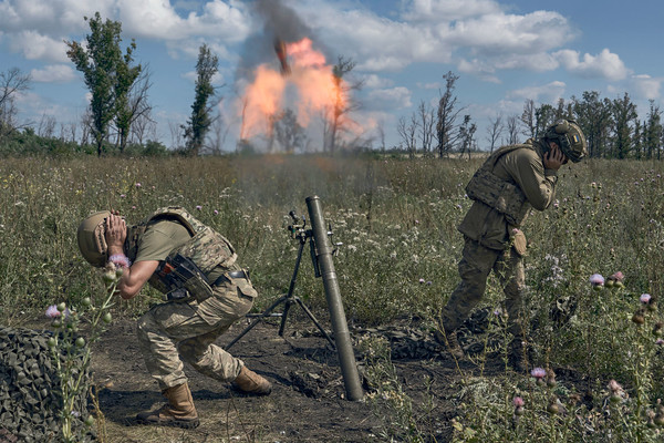 ​우크라이나 군인들이 우크라이나 도네츠크 지역 바흐무트 근처 최전선에서 러시아 진지를 향해 박격포를 발사하고 있다. AP연합뉴스