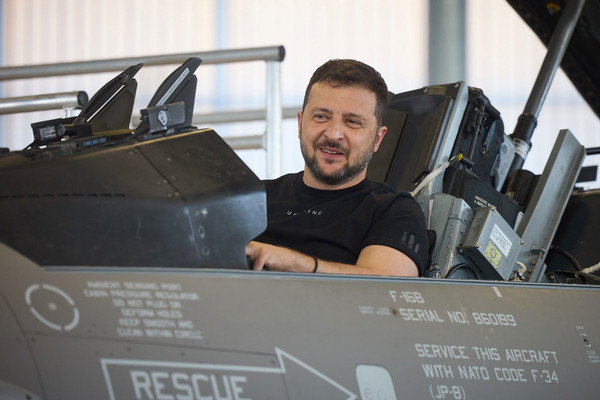볼로디미르 젤렌스키 우크라이나 대통령이 20일(현지시간) 덴마크 보옌스에 있는 스크리드스트럽 공군 기지에서 F-16 전투기에 탑승해보고 있다. UPI연합뉴스