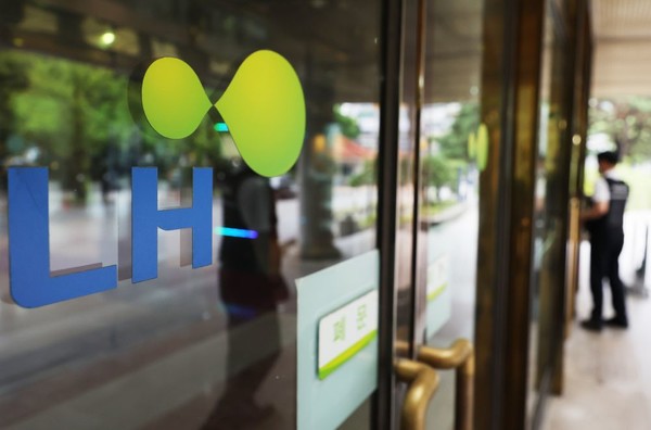 검찰이 LH가 발주한 감리 입찰 과정에서 업체들이 담합한 정황을 포착하고 압수수색에 나섰다. 사진은 이번에 논란이 된 경기 성남시 소재 LH 경기남부지역본부. 사진=연합뉴스