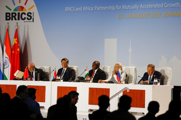 지난달 24일(현지시간) 남아공 요하네스버그 샌튼 컨벤션센터에서 브릭스(BRICS·브라질, 러시아, 인도, 중국, 남아프리카공화국의 신흥 경제 5개국) 정상회의가 열렸다. 이날 브릭스는 사우디아라비아, 아랍에미리트(UAE), 아르헨티나, 이란, 이집트, 에티오피아의 가입을 승인했다. 출처=AFP연합뉴스