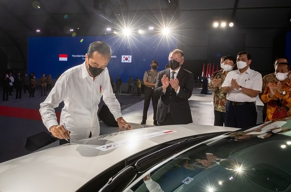 인도네시아 공장 준공식에서 정의선 현대차그룹 회장이 아이오닉 5에 기념 서명하고 있다. 사진=현대자동차