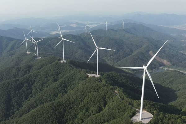 한국남부발전이 52MW급 대용량 풍력발전단지를 화순 금성산에 조성했다. 사진=한국남부발전