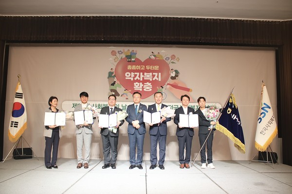 (오른쪽 첫번째부터) 서을구 IT노조위원장과 박수기 IT부문 부행장이 농협 IT사랑봉사단 대표로 국무총리표창을 수상받고 기념사진을 촬영하고 있다. 사진제공=NH농협은행