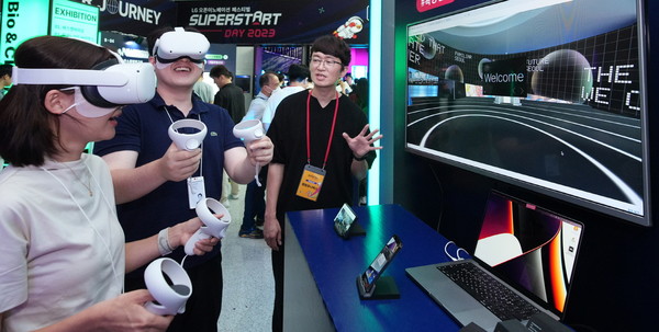  ‘슈퍼스타트데이 2023’의 참가자들이 스타트업 ‘퀀텀유니버스’가 만든 Web XR 컨텐츠를 체험하고 있다. 사진= LG 