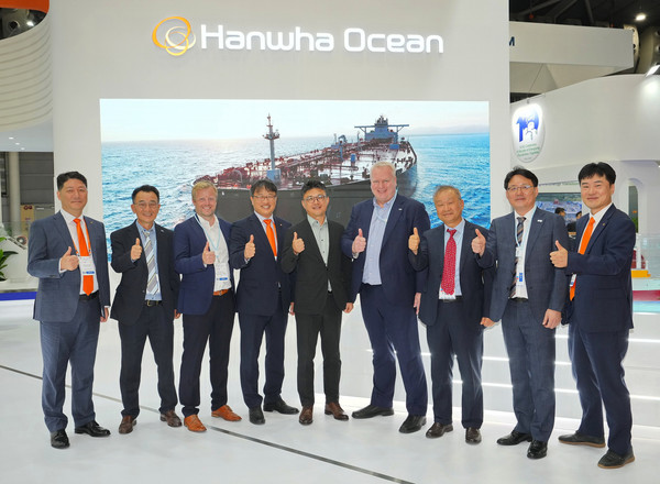 싱가포르에서 열린 가스텍2023에서 한화오션 상선사업부장 김종서 사장(앞줄 왼쪽에서 다섯번째)과 DNV 비달 돌로넨 한국일본 대표(앞줄 왼쪽에서 여섯째) 등 양사 관계자들이 참석한 가운데 초대형액화이산화탄소운반선에 적용되는 화물창에 대한 기본승인과 국내 조선소 최초로 선박수중방사소음 측정기관 선정에 대한 인증식을 가졌다. 사진=한화오션