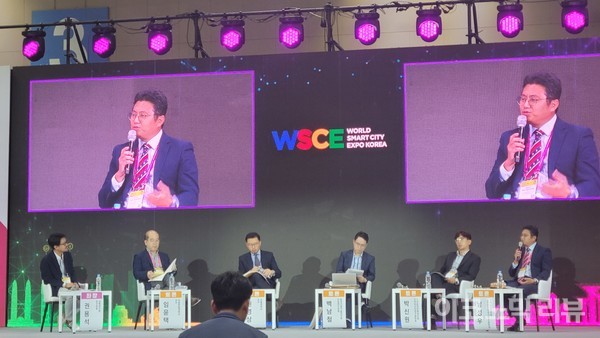 8일 오후 경기도 고양시 킨텍스에서 열린 ‘스마트도시 정책전문가 라운드테이블-좋은 스마트도시란’에서 남성우 건축공간연구원 스마트건축도시연구센터장이 발언하고 있다. 사진=이혜진 기자