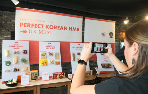 하트랜드팀이 미육류를 사용한 HMR, RMR 메뉴를 살펴보며 사진을 찍고 있다. 출처=미국육류수출협회