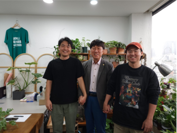 김용문 창업진흥원장(가운데)이 ‘창구’ 프로그램 지원기업인 그루우를 방문해 기념촬영을 하고 있다. 출처=창진원