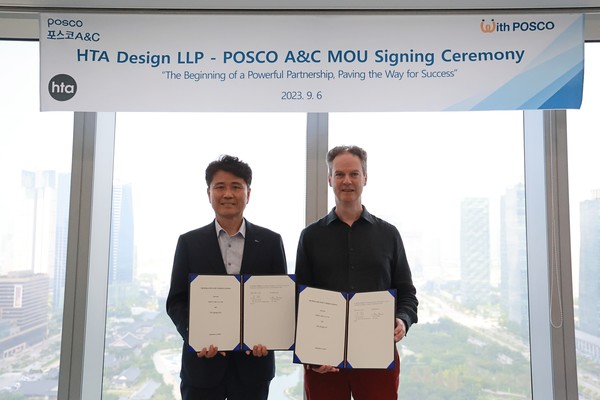 김상억 포스코A&C 스마트하우징사업실장(왼쪽)과 로리 버긴 HTA디자인 파트너가 모듈러 설계 협력을 위한 업무협약을 맺은 후 기념촬영 하고 있다. 포스코A&C 제공
