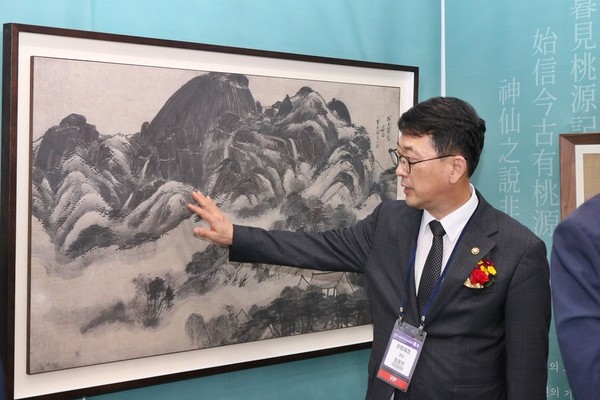 포스아트 전시관을 방문한 최응천 문화재청장이 포스아트로 만든 정선의 인왕제색도를 만져보고 있다. 사진=포스코스틸리온