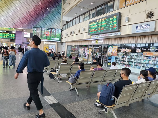 전국철도노동조합(철도노조) 파업 나흘째인 17일 오전 대구 동대구역에 열차 운행 지연 및 중지가 안내되고 있다. 출처=연합뉴스