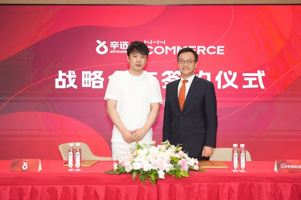 이윤식 NHN커머스대표(오른쪽)과 신바 중국 신쉔그룹 총수가 중국 라이브 커머스 시장 확대 및 글로벌 유통사업 협력을 위한 업무협약을 맺은 후 기념촬영하고 있다. NHN커머스 제공