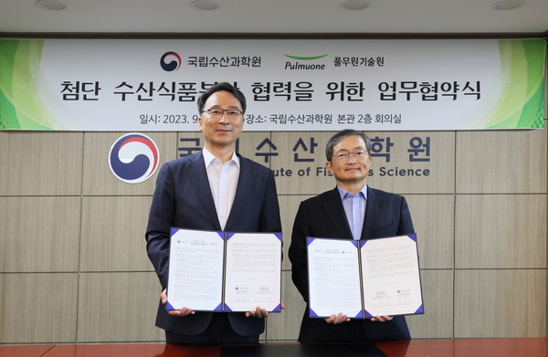 이상윤 풀무원기술원 원장(사진 오른쪽)과 우동식 국립수산과학원 원장(왼쪽)이 협약 체결 후 기념촬영을 하고 있다. 출처=풀무원