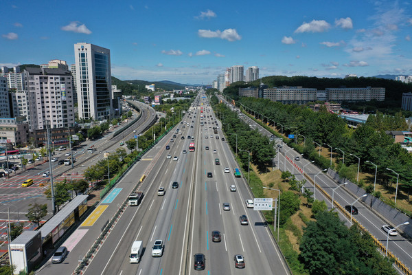 추석 연휴 기간인 오는 28일부터 10월 1일까지 4일 동안 전국 고속도로 통행료가 면제된다. 사진은 경부고속도로. 사진=한국도로공사