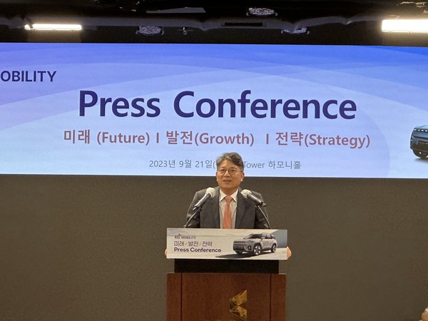 KG모빌리티 곽재선 회장이 기업의 미래 비전 발전 전략을 소개중이다. 사진=이코노믹리뷰