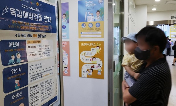 인플루엔자(독감) 고위험군을 대상으로 한 무료 예방접종이 시작된 20일 오전 서울 성북구 우리아이들병원에 관련 안내문이 붙어 있다. 출처=연합뉴스