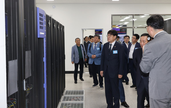 조재호 청장이 슈터컴퓨팅센터 시설을 둘러보고 있다. 출처=농촌진흥청