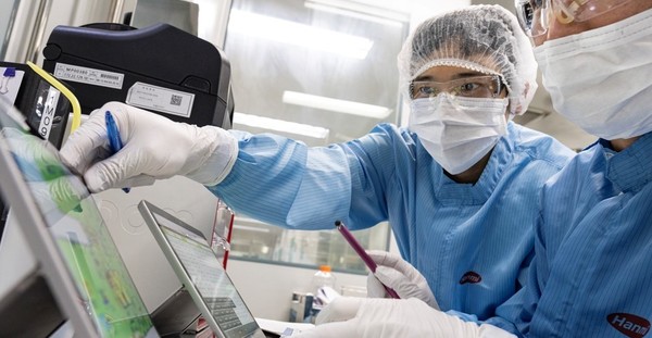 한미약품 바이오 분야 연구원들이 제조 공정에 관한 데이터를 확인하며 연구 활동을 펼치고 있다. 출처=한미약품