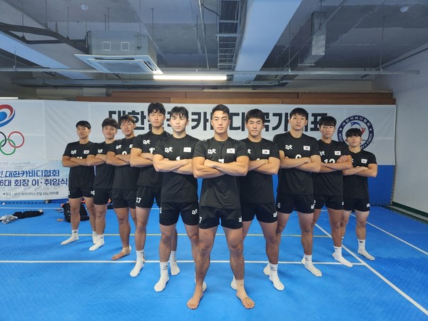 대한민국 카바디 국가대표 선수단이 동국제강그룹 로고가 부착된 훈련복을 입고 단체사진을 촬영하고 있다. 사진=동국제강