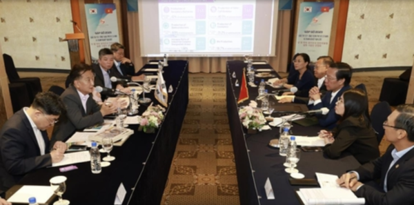 김영환 충북지사는 최근 세계도시정상회의 시장포럼 참석차 방한중인 판 반 마이 호찌민 시장을 만나 경제협력에 대해 논의했다. 출처=충북도