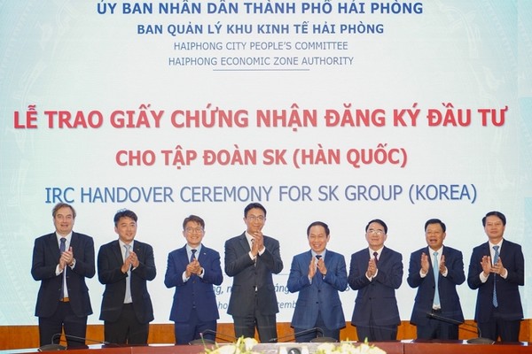 지난 22일 현지에서 열린 투자허가증(IRD) 수령식에서 박원철 SKC 사장, 레 띠엔 저우 하이퐁시 당서기장(왼쪽 네 번째부터) 등 참석자들이 박수를 치고 있다. 사진=SKC