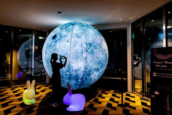 롯데타워 120층에 설치된 한가위 대형 보름달 포토존. 사진=롯데물산
