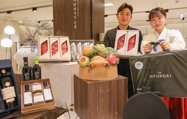 25일 오전, 서울시 강남구 현대백화점 무역센터점 지하1층 식품관에서 직원들이 '핸드캐리용 추석 선물세트'를 소개하고 있는 모습. 사진=현대백화점