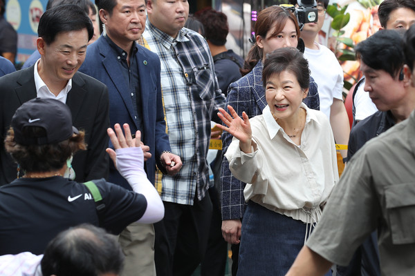 박근혜 전 대통령이 25일 대구 달성군 현풍시장을 찾아 시민들과 인사하고 있다. 출처=연합뉴스