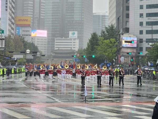 국군의 날 시가행진을 위해 정렬한 국군 군악대와 군기단. 사진=박상준