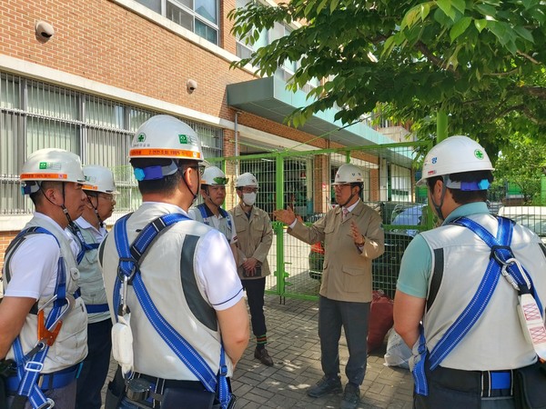 최양환 대표이사가 현장을 점검하고 있다. 사진=부영그룹