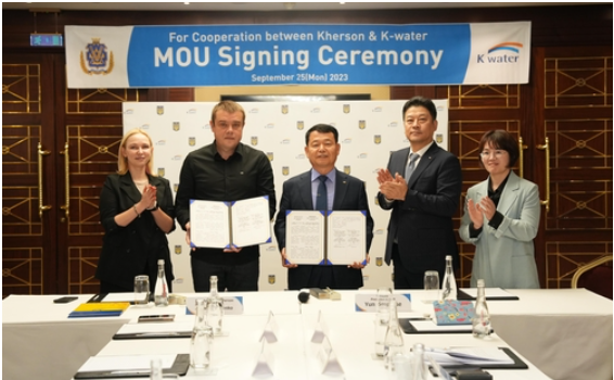 안톤 사모일렌코 헤르손 주(州) 부 주지사(왼쪽 두번째)와 윤석대 한국수자원공사 사장(오른쪽 세번째)이 식수지원과 도시재건을 위한 업무협약을 체결했다. 출처=수자원공사