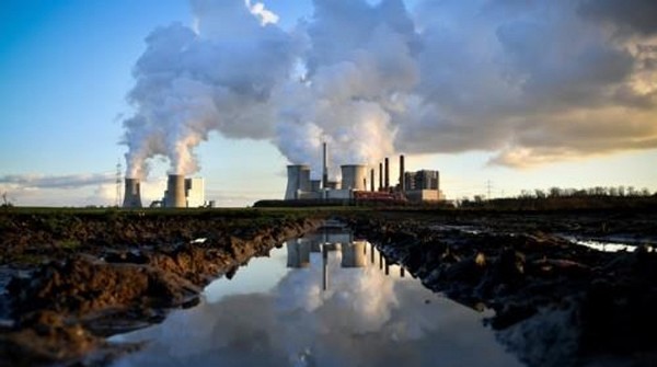 석탄 화력발전소에서 증기를 내뿜고 있다. 사진=연합뉴스