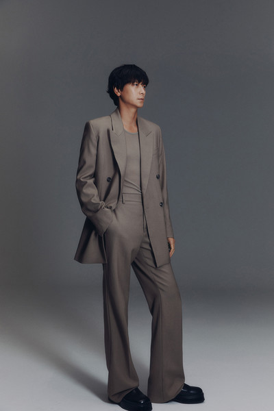 강동원은 ‘퇴마받고 싶은게 있냐’는 질문에 “니코틴 껌(금연껌)을 끊고 술도 줄이고 싶다”고 답했다. 사진=AA그룹