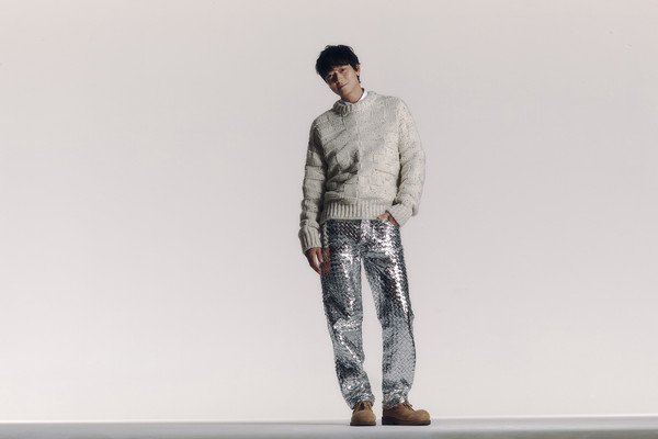 최근 유튜브 채널에서 일상을 공개해 화제가 된 강동원은 다른 SNS도 시작할 계획이 있냐는 질문에 “SNS는 제 성향과 맞지 않는 것 같아 당장은 시작할 생각이 없다”며 선을 그었다. 사진=AA그룹