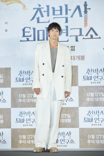 지난 9월 19일 서울 용산구의 한 영화관에서 열린 ‘천박사 퇴마 연구소: 설경의 비밀’ 기자간담회에서 강동원이 사진 촬영을 위해 포즈를 취하고 있다. 사진=퍼스트룩