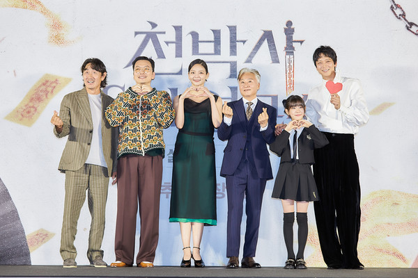 지난 8월 22일 열린 ‘천박사 퇴마 연구소: 설경의 비밀’ 제작보고회 포토타임에서 강동원은 ‘하트 포즈’를 하는 대신 준비한 빨간색 하트 종이를 꺼내 들었다. 그는 “손하트는 너무 쑥스러워 죽어도 못하겠더라”며 “스태프가 종이를 접어줬다”고 밝혔다. 사진=퍼스트룩