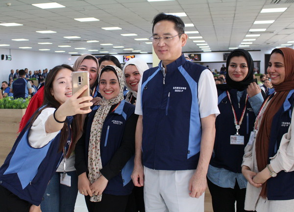 이재용 삼성전자 회장이 1일(현지시간) 이집트 중부 베니수에프주(州)에 위치한 삼성전자 TV·모바일 공장을 찾아 근무 중인 임직원들과 셀카를 찍고 있다. 사진= 삼성전자