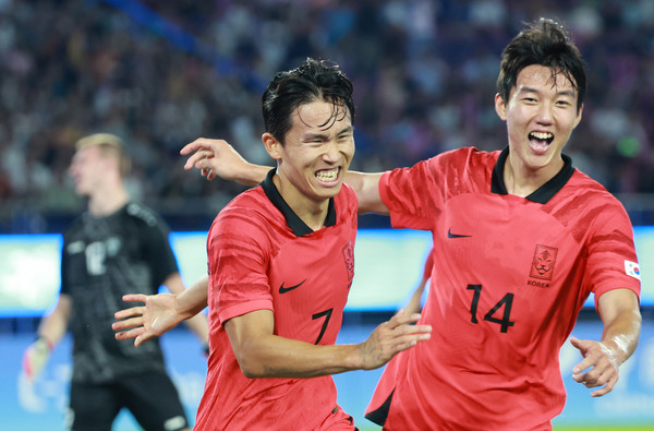 4일 열린 2022 항저우 아시안게임 남자축구 4강전 우즈베키스탄과 경기에서 정우영(왼쪽)이 전반 두 번째 꼴을 넣은 뒤 이한범과 함께 달리며 기뻐하고 있다. 사진출처=연합뉴스