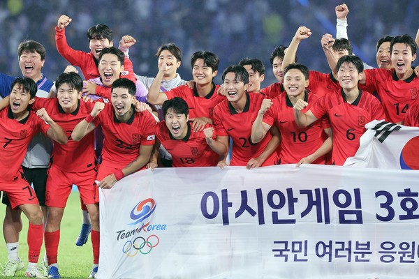 7일 중국 항저우 황룽 스포츠센터 스타디움에서 열린 2022 항저우 아시안게임 남자축구에서 우승한 한국 대표팀 선수들이 기뻐하고 있다. 사진출처=연합뉴스