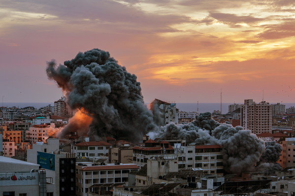 7일(현지시간) 이스라엘의 보복 폭격으로 연기가 치솟는 팔레스타인 가자지구. 사진= EPA, 연합뉴스