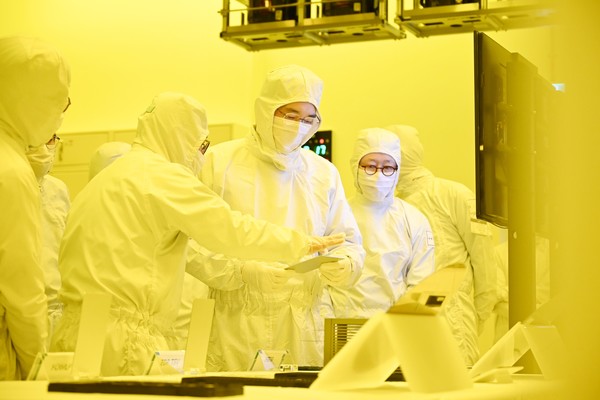 올해 2월 삼성전자 천안사업장을 방문한 이재용 회장(왼쪽에서 두 번째). 사진= 삼성전자