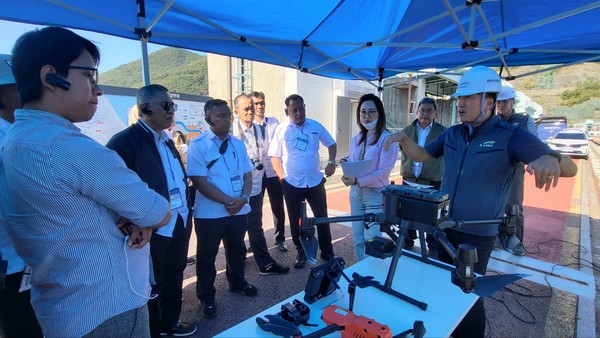 한국수자원공사는 최근 인도네시아 댐 시설물 안전·운영관리 역량강화를 위한 협력 프로그램을 시행한 가운데 참가자들이 충주댐을 방문해 드론 기반의 시설물 안전점검에 대한 설명을 듣고 있다. 출처=수자원공사