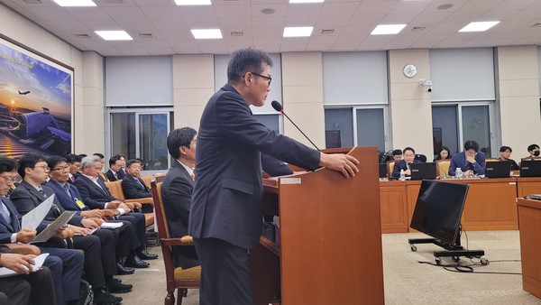 11일 오후에 열린 국토위 국감에서 한 증인이 질의에 답하고 있다. 사진=이혜진 기자