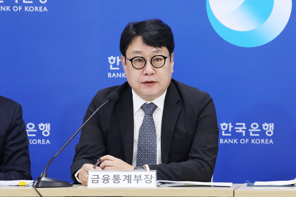 이동원 한국은행 금융통계부장이 11일 오전 서울 중구 한은에서 ‘2023년 8월 국제수지(잠정)’의 주요 특징을 설명하고 있다. 출처=한국은행