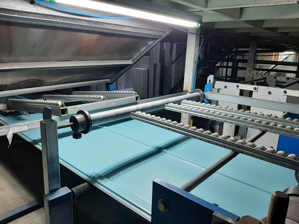 KG스틸이 환경규제물질 크롬 화합물을 배제한 샌드위치 패널을 시생산 하고 있다. 사진=KG스틸