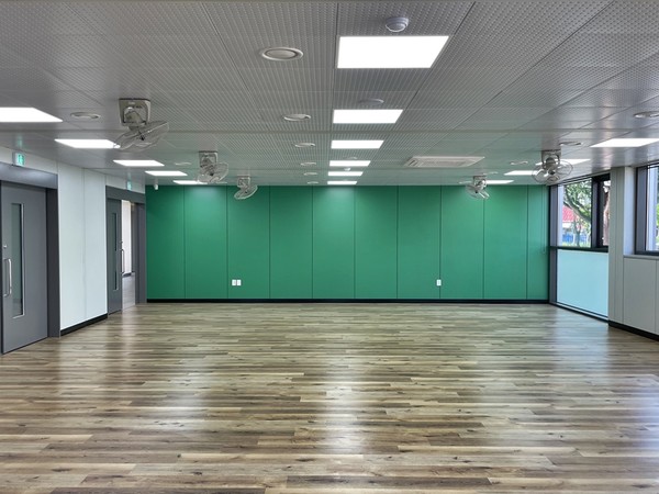 바이오매스 컬러강판이 적용된 대구 반야월초등학교 모듈러 교실 내부. 사진=포스코스틸리온