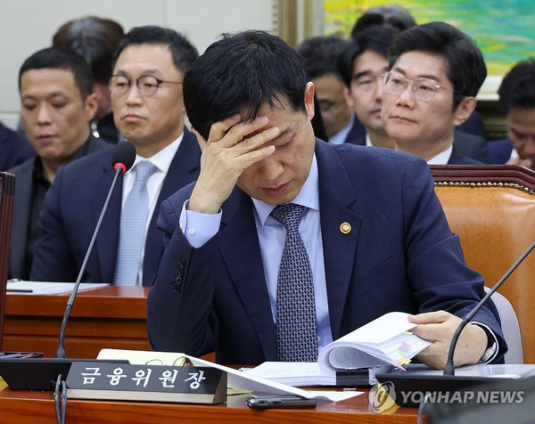 김주현 금융위원장이 11일 국회 정무위원회 국정감사에서 의원들의 질의를 듣고 있다. 사진=연합뉴스