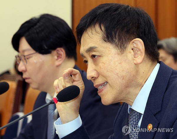 김주현 금융위원장이 11일 국회 정무위원회 국정감사에서 답변하고 있다. 옆은 김소영 금융위 부위원장. 사진=연합뉴스